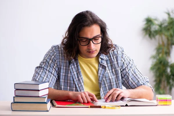 Étudiant Masculin Préparant Aux Examens — Photo