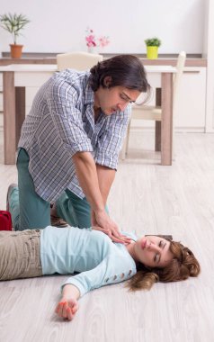 Evde ilk yardım konsepti olan genç çift.