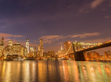 Manhattan ve Brooklyn Köprüsü 'nün gece manzarası