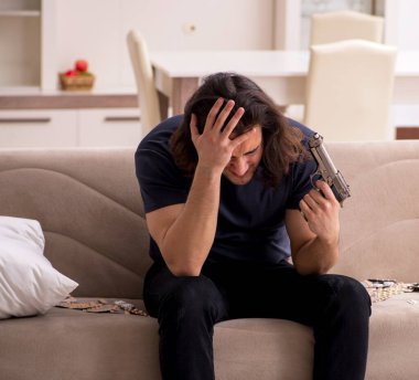 Genç adam evde acı çekiyor.