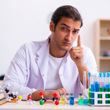 Laboratuvarda çalışan genç bir kimyager.