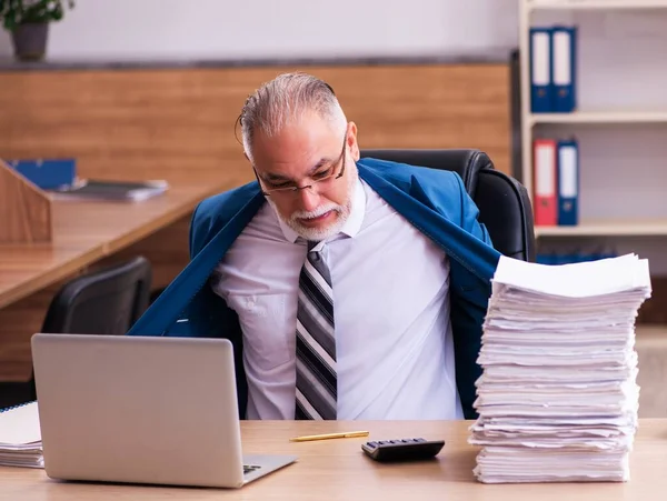 職場での過剰な仕事に不満を持つ元男性社員 — ストック写真