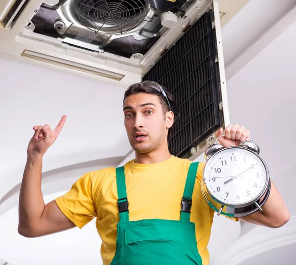 Den Unge Reparatören Reparerar Luftkonditioneringsaggregatet Taket — Stockfoto