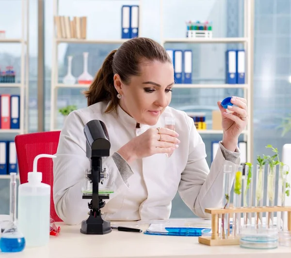 Vrouwelijke Biotechnologie Wetenschapper Chemicus Die Het Lab Werkt — Stockfoto