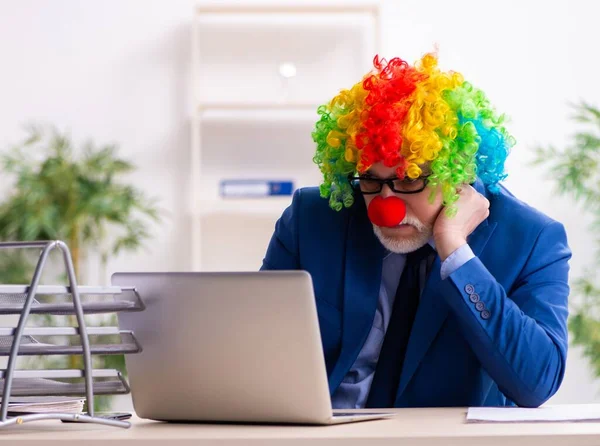 Starzejący Się Biznesmen Clown Pracuje Biurze — Zdjęcie stockowe