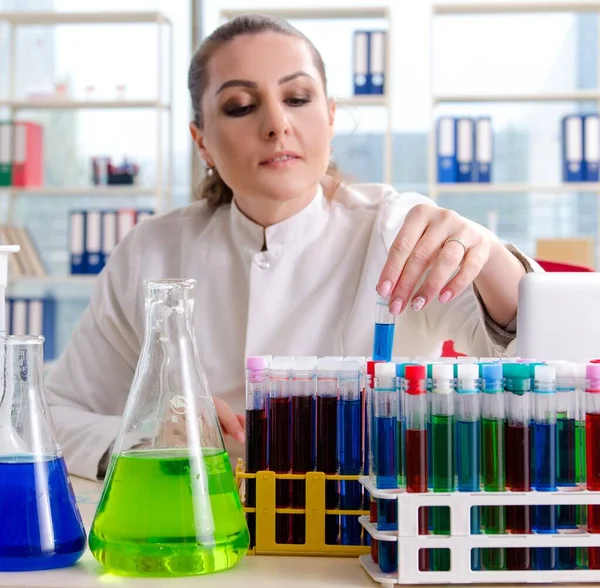 Tıp Laboratuarında Çalışan Kadın Kimyager — Stok fotoğraf