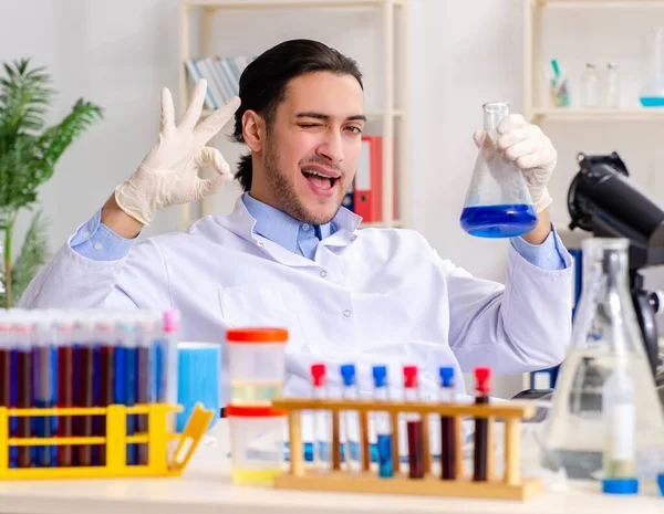 Jonge Mannelijke Chemicus Die Het Lab Werkt — Stockfoto