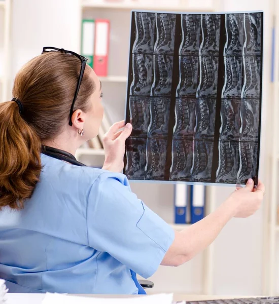 Medico Radiologo Donna Che Lavora Clinica — Foto Stock