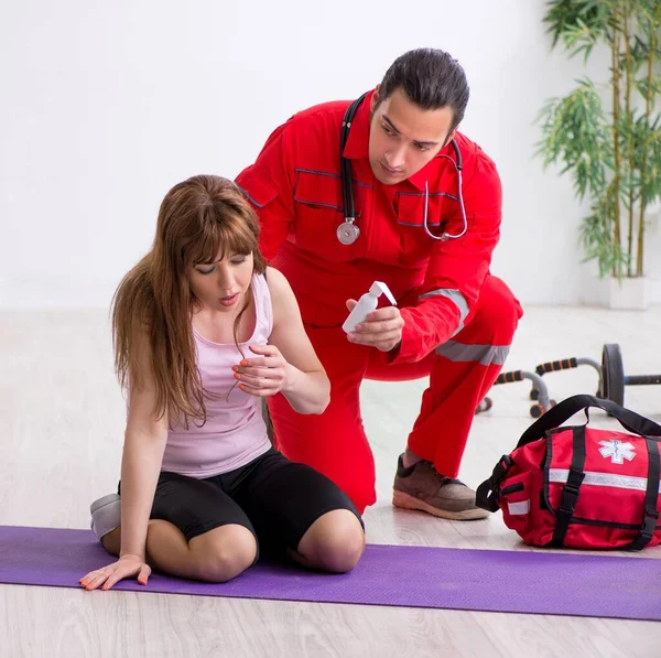 Paramedic Red Visiting Young Woman Gym — Stock Photo, Image