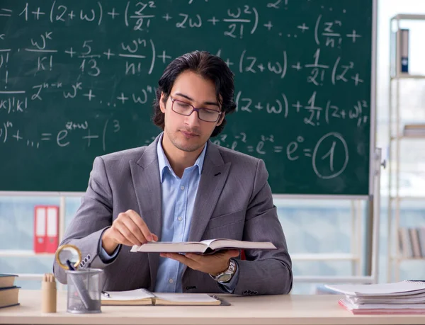 Sınıftaki Genç Yakışıklı Matematik Öğretmeni — Stok fotoğraf