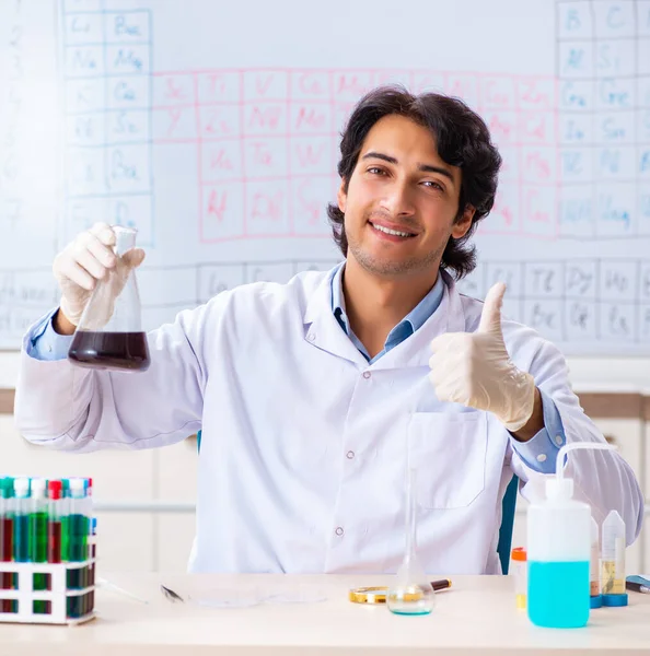 Mladý Chemik Pracující Laboratoři — Stock fotografie
