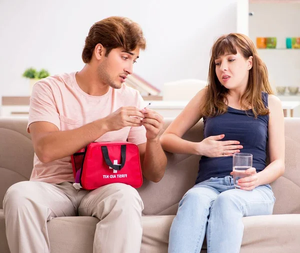 Young Family Getting Treatment First Aid Kit — Stock Photo, Image