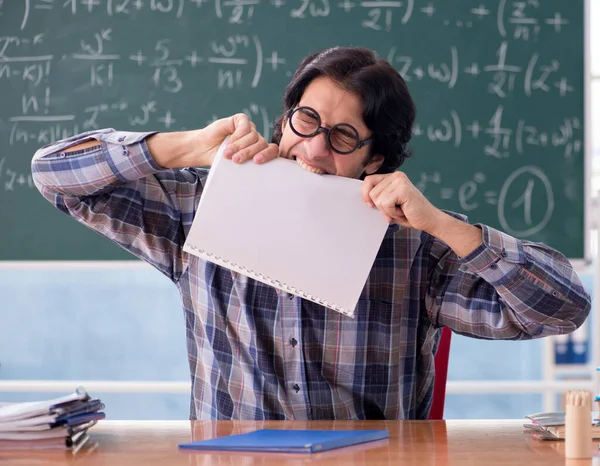 Joven Profesor Divertido Matemáticas Frente Pizarra —  Fotos de Stock