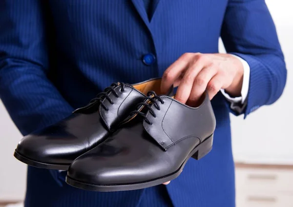 Jovem Empresário Bonito Escolhendo Sapatos Casa — Fotografia de Stock