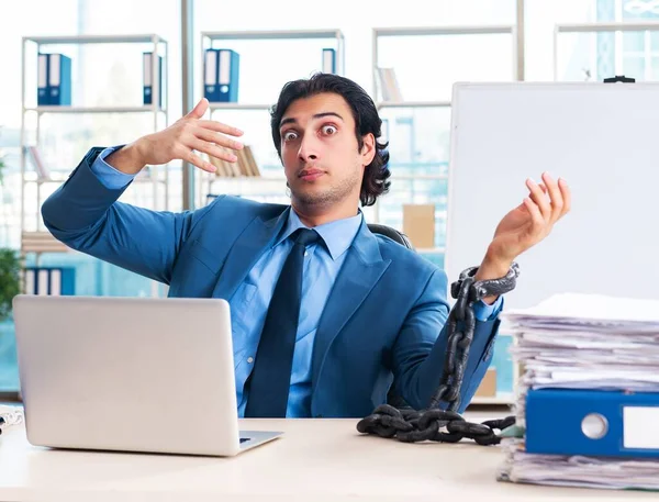 Angeketteter Männlicher Angestellter Unzufrieden Mit Exzessiver Arbeit — Stockfoto