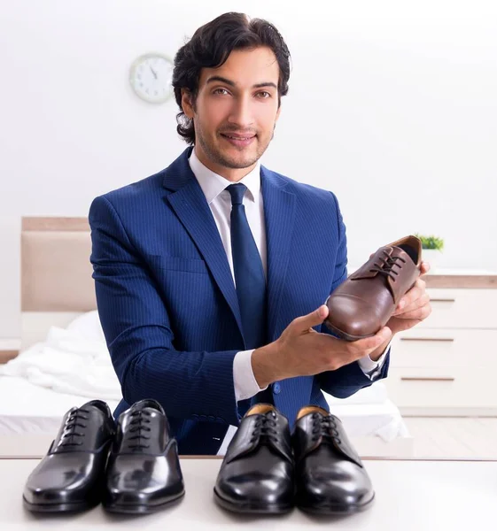 Jeune Homme Affaires Beau Choisir Des Chaussures Maison — Photo