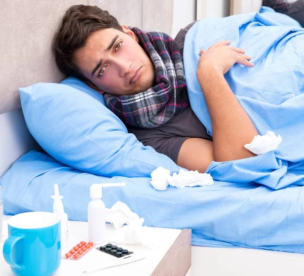 Grip Olmuş Hasta Adam Yatakta Yatıyor — Stok fotoğraf