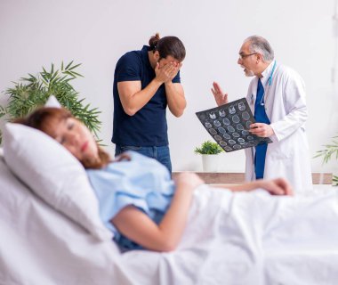 Koca, hasta karısını klinikte ziyaret ediyor.