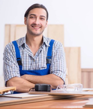 İçeride çalışan genç erkek marangoz.