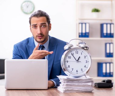 Ofiste çalışan genç bir işadamı.