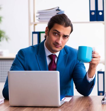 Ofiste çalışan genç bir çalışan.