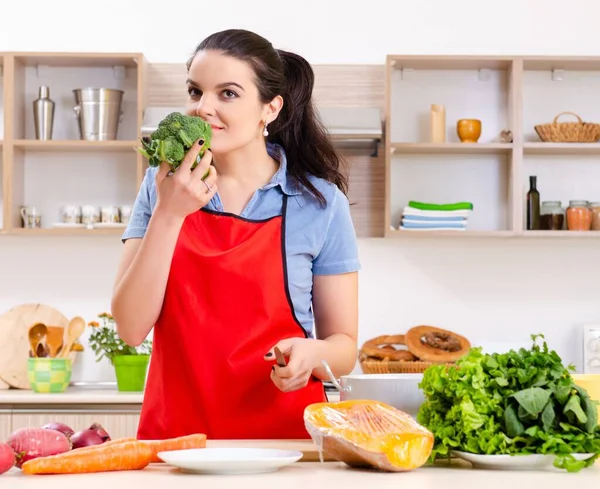 台所に野菜のある若い女性 — ストック写真