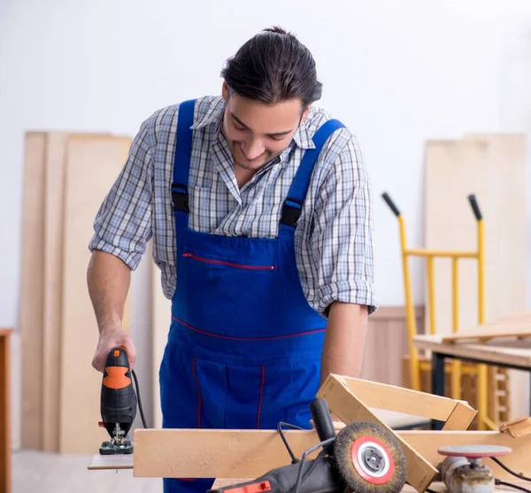 Joven Carpintero Trabajando Interiores — Foto de Stock