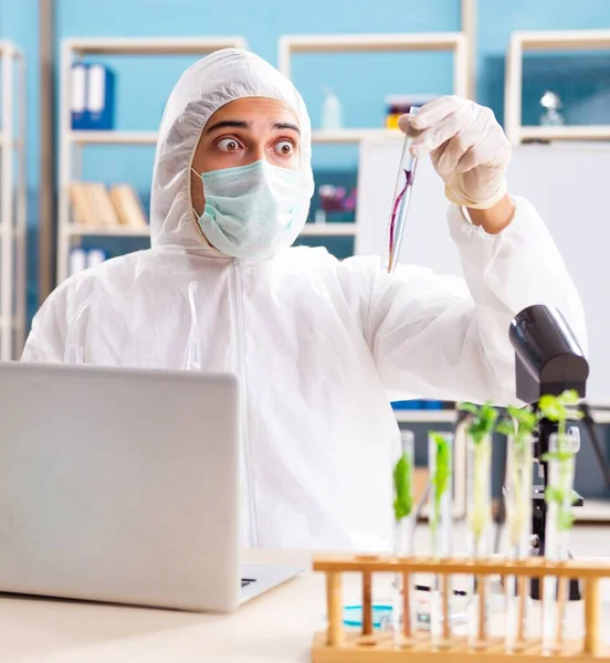 Den Manliga Bioteknikforskaren Kemist Arbetar Labbet — Stockfoto