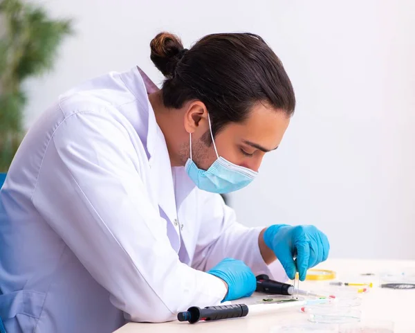 Jonge Chemicus Werkzaam Het Lab Tijdens Pandemie — Stockfoto