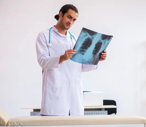 Fiatal Orvos Radiológus Dolgozik Klinikán — Stock Fotó
