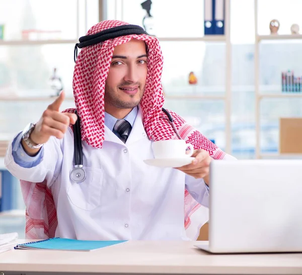 Арабський Лікар Працює Клініці — стокове фото