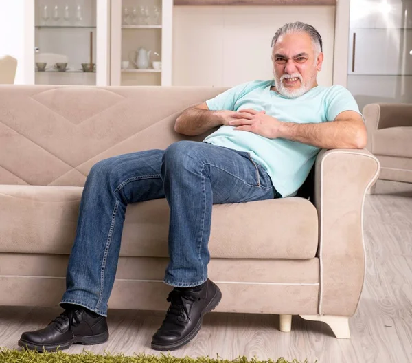 Witte Bebaarde Oude Man Die Thuis Lijdt — Stockfoto