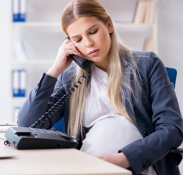 Těhotná Zaměstnankyně Kanceláři — Stock fotografie