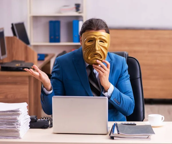 Jovem Funcionário Usando Máscara Triste Escritório — Fotografia de Stock