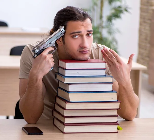 Mężczyzna Student Przygotowanie Egzaminów Bibliotece — Zdjęcie stockowe