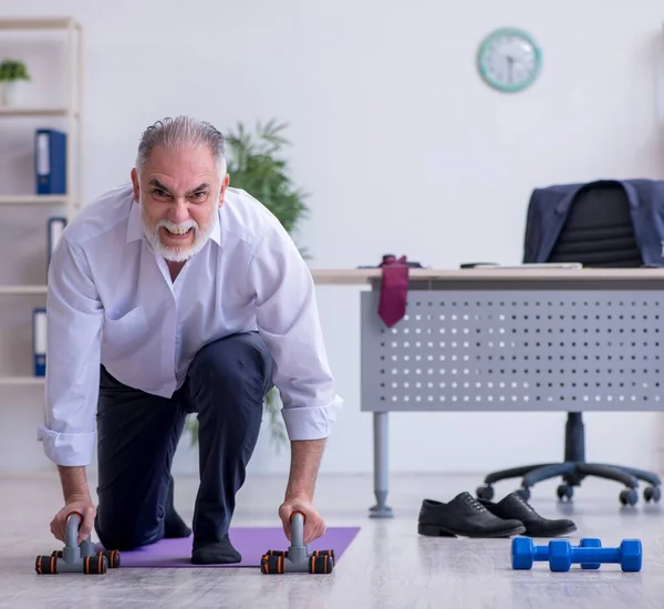 Tatilde Fiziksel Egzersiz Yapan Yaşlı Bir Çalışan — Stok fotoğraf