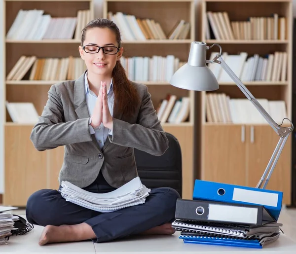 Die Geschäftsfrau Meditiert Büro — Stockfoto
