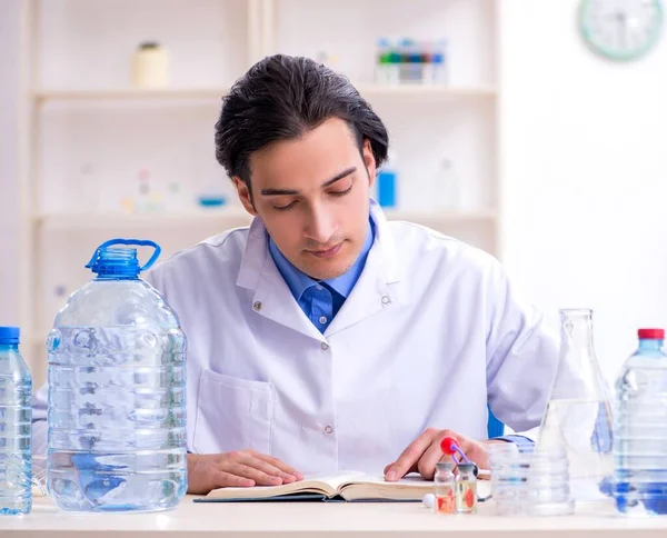 Jonge Mannelijke Chemicus Experimenteert Het Lab — Stockfoto