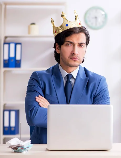Młody Król Biznesmen Pracujący Biurze — Zdjęcie stockowe