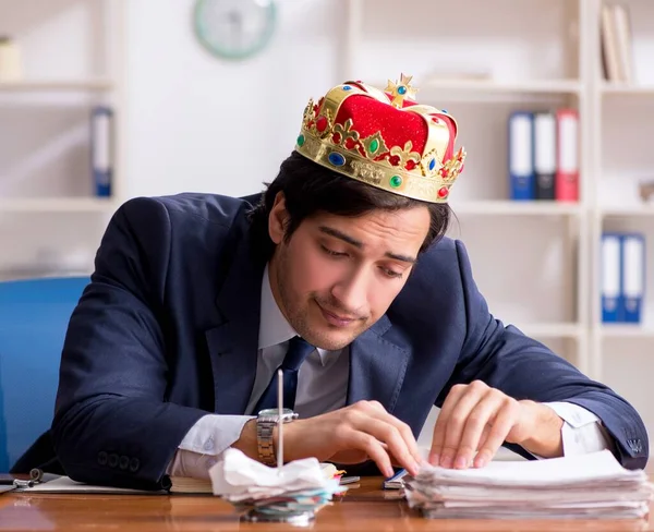 Νεαρός Βασιλιάς Επιχειρηματίας Που Εργάζεται Στο Γραφείο — Φωτογραφία Αρχείου