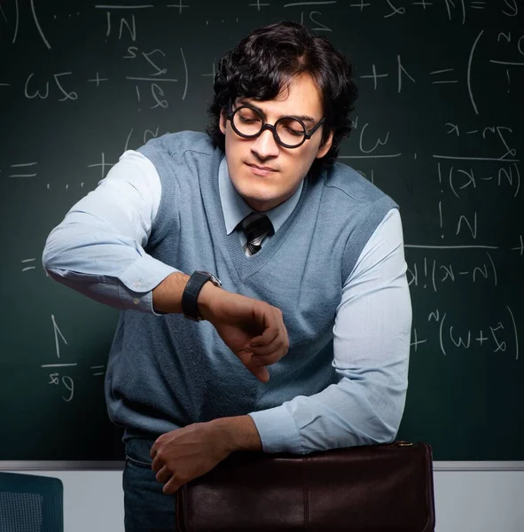 Молодой Учитель Математики Перед Доской — стоковое фото