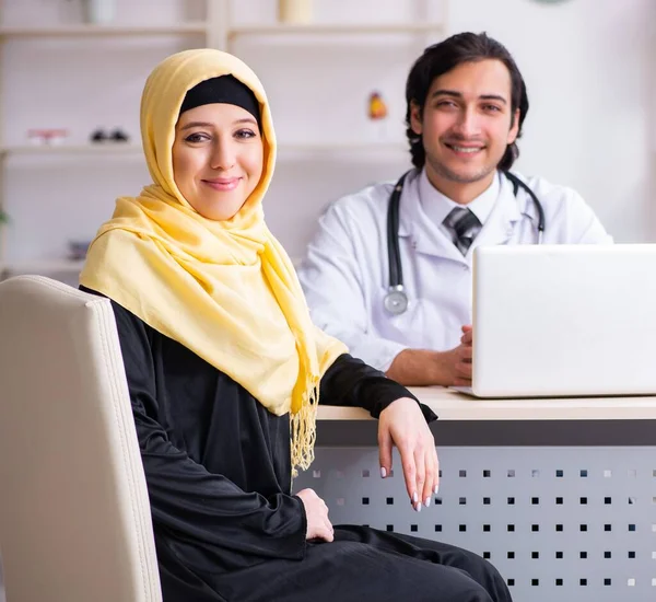 Női Arab Páciens Látogató Férfi Orvos — Stock Fotó