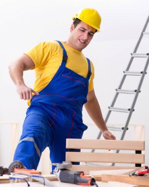 Zemin tamircisi işinden dolayı hayal kırıklığına uğradı.