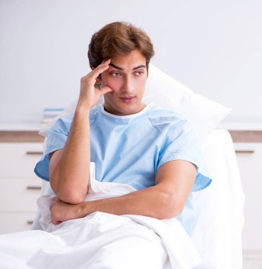 Hastanede kanepede yatan genç erkek hasta.