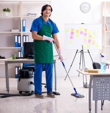 Ofiste çalışan yakışıklı, profesyonel temizlikçi.