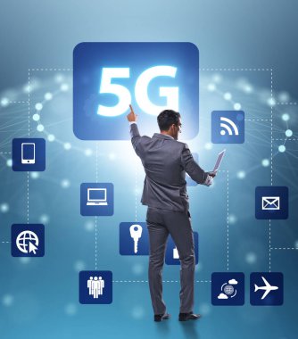 İş adamının tuşlara bastığı 5G İnternet konsepti