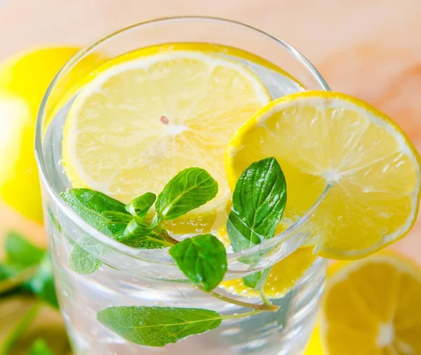 Das Glas Mojito Mit Zitrone Und Trinkhalm — Stockfoto