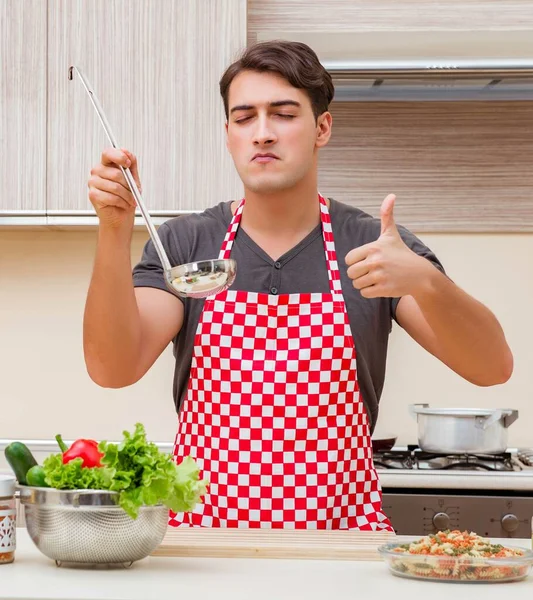 Hombre Cocinero Masculino Preparando Comida Cocina — Foto de Stock