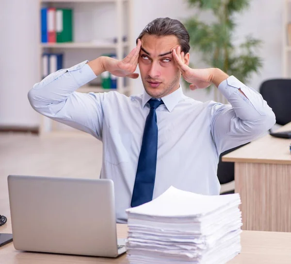 Young Employee Sitting Office — Stock Photo, Image