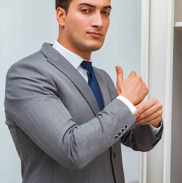 仕事のために着替えるビジネスマン — ストック写真